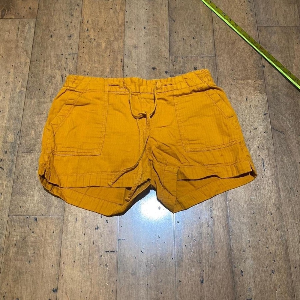 Yellow mini shorts‎ with adjustable waist and pockets. Size: M
